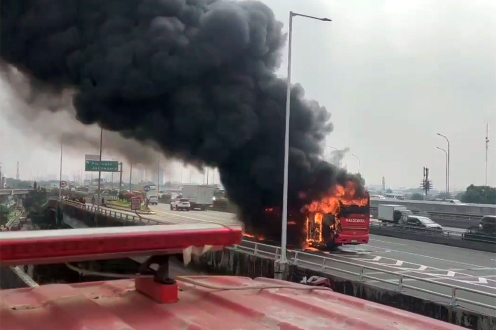 Sebuah bus yang tengah mengangkut 54 orang penumpang terbakar di jalur tol Dalam Kota, Jatinegara, Jakarta Timur, Rabu, 12 Juni 2024 siang. Beruntung sebelum api membesar dan menghanguskan seluruh body bus, seluruh penumpang beserta supir berhasil menyelamatkan diri.