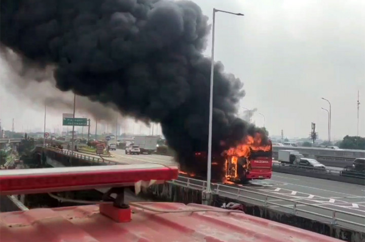 Sebuah bus yang tengah mengangkut 54 orang penumpang terbakar di jalur tol Dalam Kota, Jatinegara, Jakarta Timur, Rabu, 12 Juni 2024 siang. Beruntung sebelum api membesar dan menghanguskan seluruh body bus, seluruh penumpang beserta supir berhasil menyelamatkan diri.