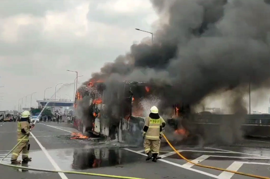 Akibat bus terbakar tepat di tengah jalur tol, arus tol Dalam Kota dari arah Cawang menuju Tanjung Priok mengalami kemacetan panjang.