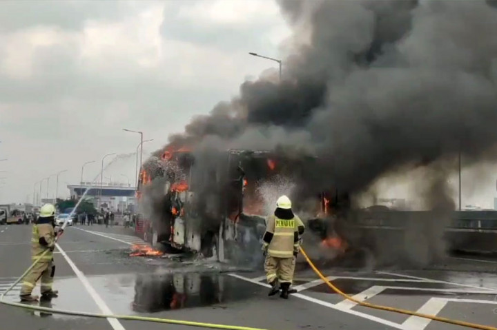Akibat bus terbakar tepat di tengah jalur tol, arus tol Dalam Kota dari arah Cawang menuju Tanjung Priok mengalami kemacetan panjang.