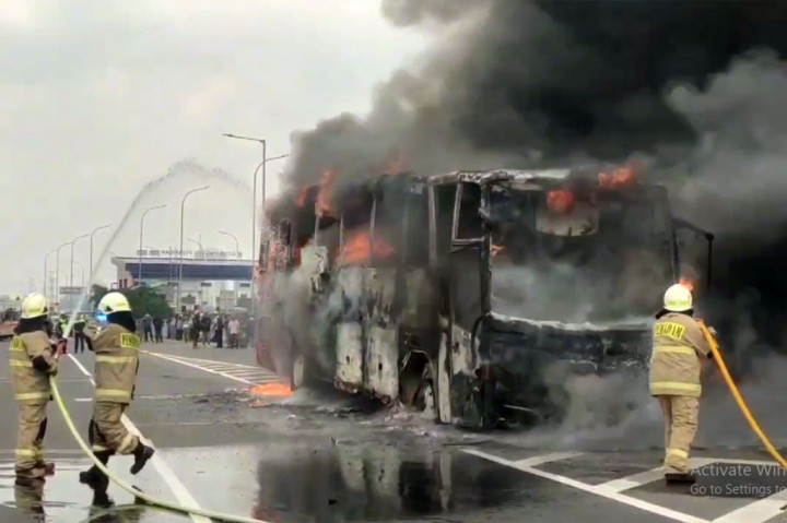 Petugas pemadam kebakaran yang tiba di lokasi langsung berupaya memadamkan api dengan mengerahkan 4 unit mobil pemadam, serta 15 personil petugas damkar.