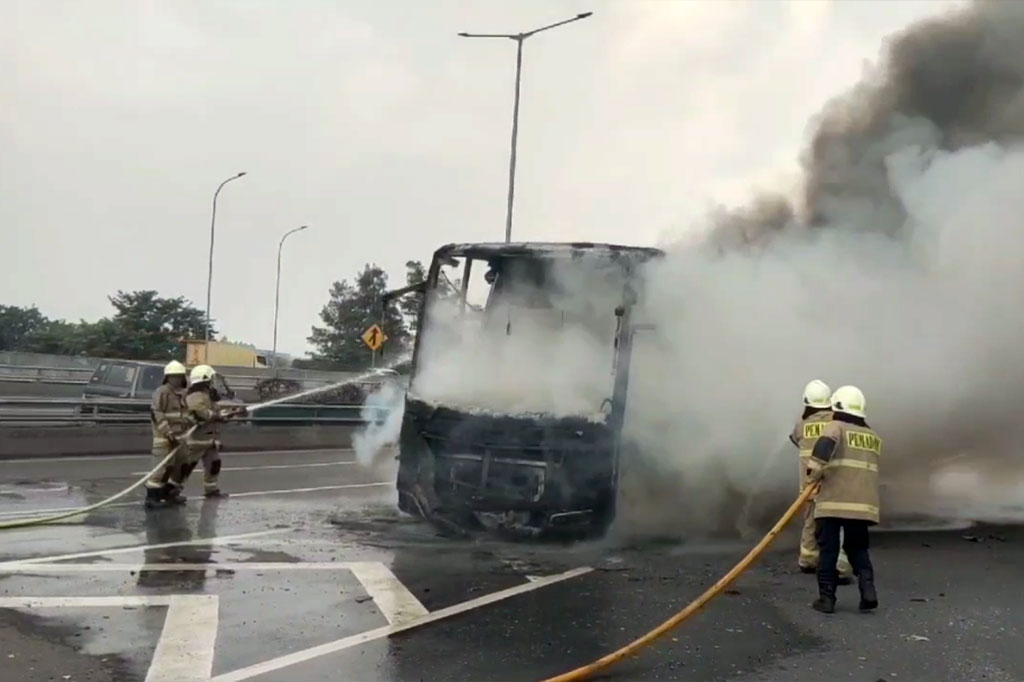 Api dengan cepat membakar seluruh body bus. Sejumlah pengendara mobil yang tengah melintas pun terpaksa menghentikan lajunya, lantaran khawatir terjadi ledakan yang berakibat fatal.