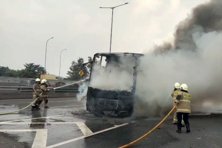 Api dengan cepat membakar seluruh body bus. Sejumlah pengendara mobil yang tengah melintas pun terpaksa menghentikan lajunya, lantaran khawatir terjadi ledakan yang berakibat fatal.