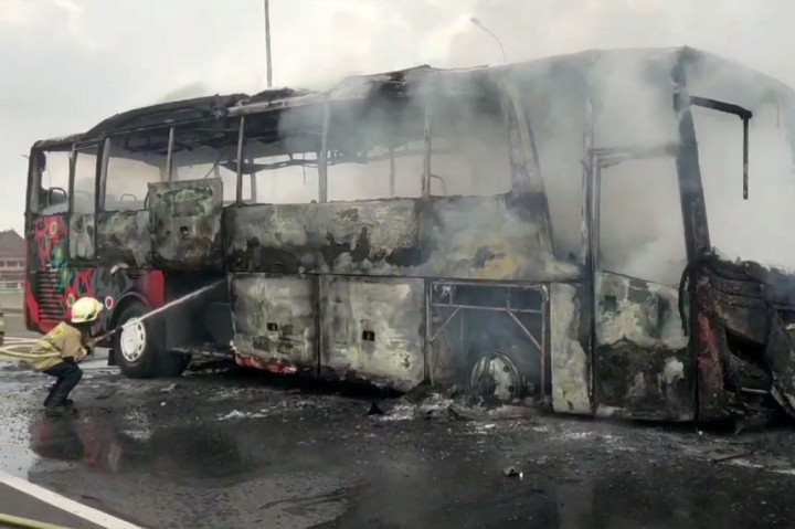 Tidak ada korban jiwa maupun luka dalam peristiwan ini, namun kerugian ditaksir mencapai ratusan juta rupiah. Kebakaran sendiri diduga berawal dari pecah ban yang menimbulkan percikan api dan menyambar ke body bus. 