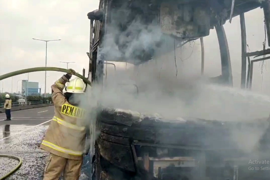 Setelah hampir kurang dari 30 menit petugas berjibaku, api akhirnya berhasil di padamkan, bus yang terbakar pun langsung dievakuasi ke Unit Laka Lantas Polres Metro Jakarta Timur.