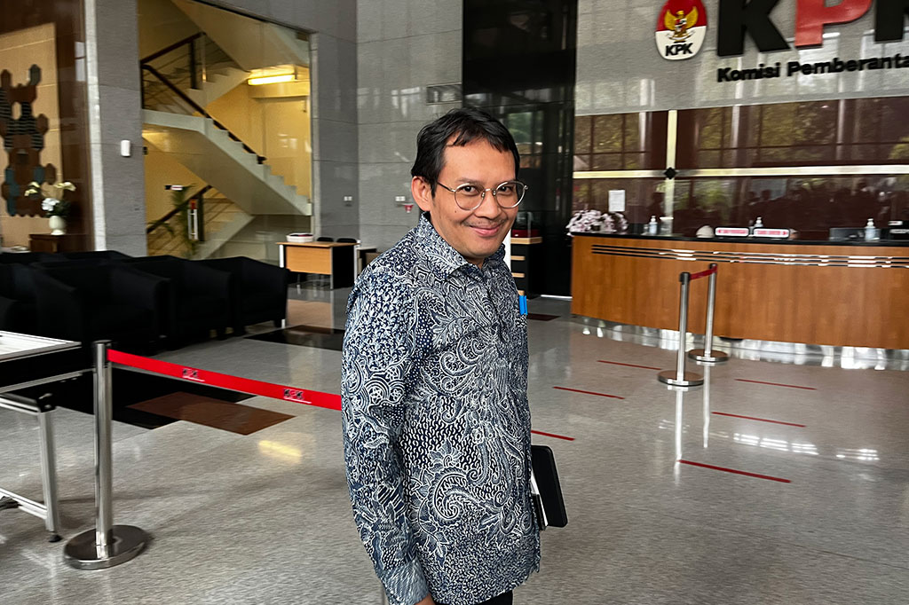 Anggota Pansel Capim KPK dan Dewas lainnya Ahmad Erani Yustika belum tahu apa yang akan dibicarakan oleh pimpinan Lembaga Antirasuah. Informasi lengkap akan dipaparkan setelah audiensi rampung. “Nanti setelah acara ya setelah acara nanti bisa banyak informasi yang disampaikan,” tutur Yustika.