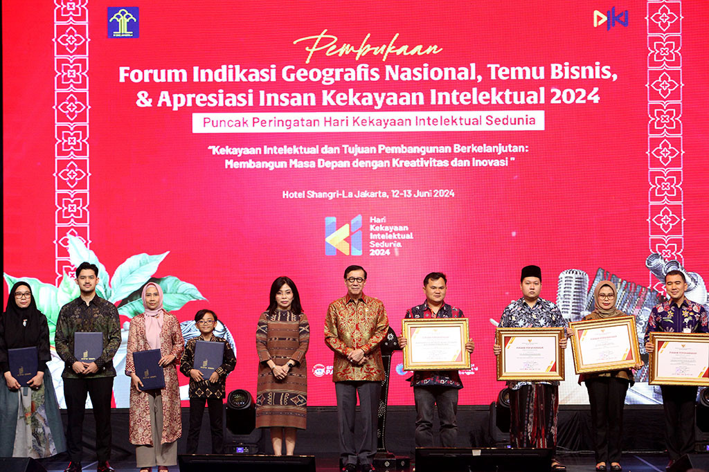 Akan tetapi, lanjutnya, saat ini pembangunan ekosistem Kekayaan Intelektual masih dalam tahap awal. Ia pun mengajak seluruh pemangku kepentingan yang hadir dalam acara tersebut untuk saling bersinergi dan berkolaborasi dalam mewujudkan ekosistem KI yang kondusif.