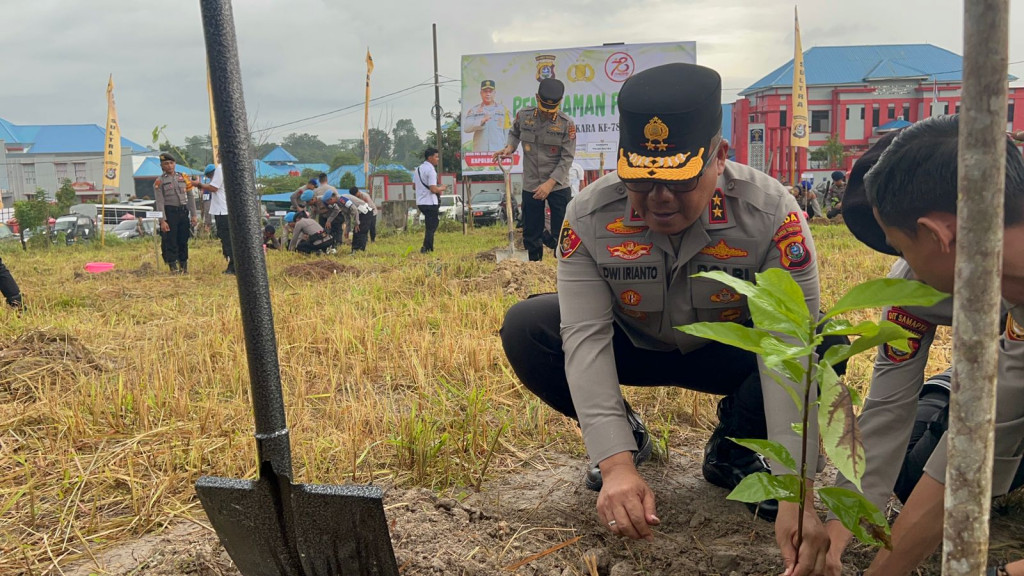 Acara ini dipimpin langsung Kapolda Sultra, Irjen Pol Dwi Iriyanto bersama jajaran Pejabat Utama (PJU) Polda Sultra.