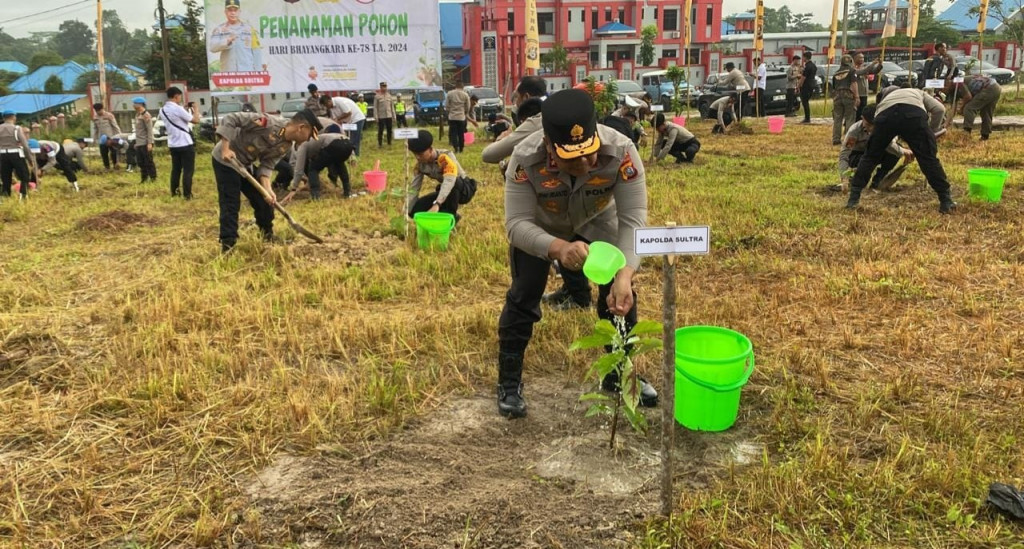 Dalam kesempatan ini, Polda Sultra menyiapkan 780 bibit pohon dari berbagai jenis, di antaranya kayu kuku, kayu hitam, ketapang kencana, trembesi, balsa, alpukat, dan durian.