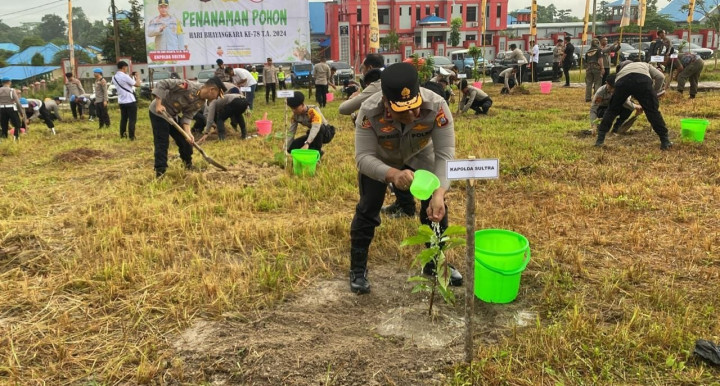 Dalam kesempatan ini, Polda Sultra menyiapkan 780 bibit pohon dari berbagai jenis, di antaranya kayu kuku, kayu hitam, ketapang kencana, trembesi, balsa, alpukat, dan durian.