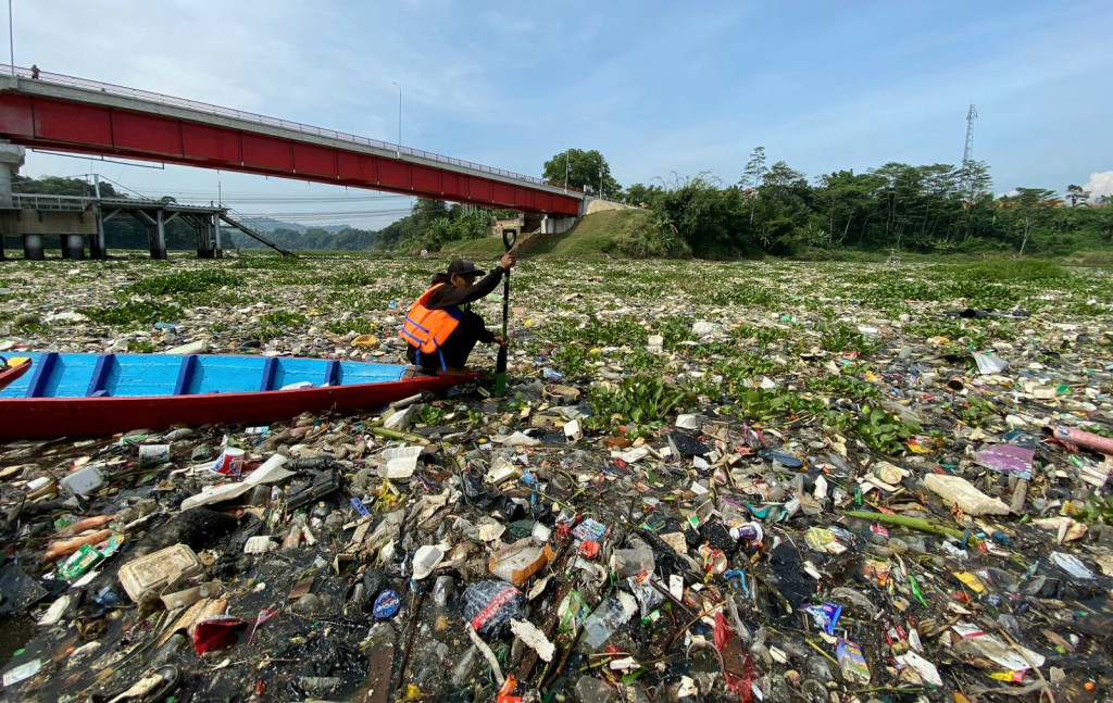 Pemandangan tidak sedap terlihat dari perairan Sungai Citarum di Blok Desa Selacau Kecamatan Batujajar, Kabupaten Bandung Barat yang dipenuhi sampah.