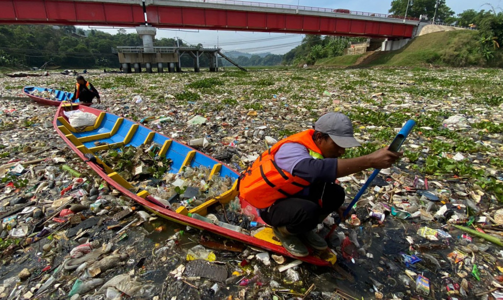 Bagian Sungai Citarum, tepatnya di bawah Jembatan BBS Batujajar tak lagi terlihat air mengalir, karena seluruh permukaannya dipenuhi berbagai jenis sampah plastik dan eceng gondok yang mengapung.