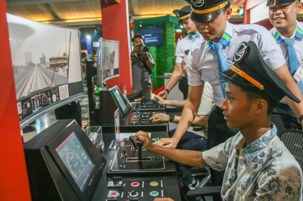 Ia mengatakan, 'train simulator' menjadi salah satu daya tarik yang disuguhkan LRT Jakarta kepada para pengunjung. Melalui simulator kereta api ini pengunjung dapat merasakan pengalaman mengoperasikan kereta bagaikan seorang masinis.