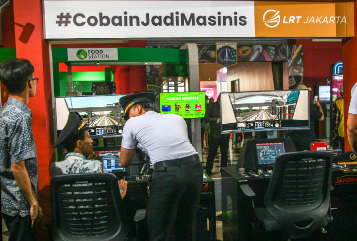 Selain itu, 'train simulator' ini juga menjadi wadah edukasi kepada pengunjung untuk mengenal lebih dekat profesi masinis, pengoperasian kereta LRT Jakarta serta informasi mengenai teknologi canggih yang kami miliki.