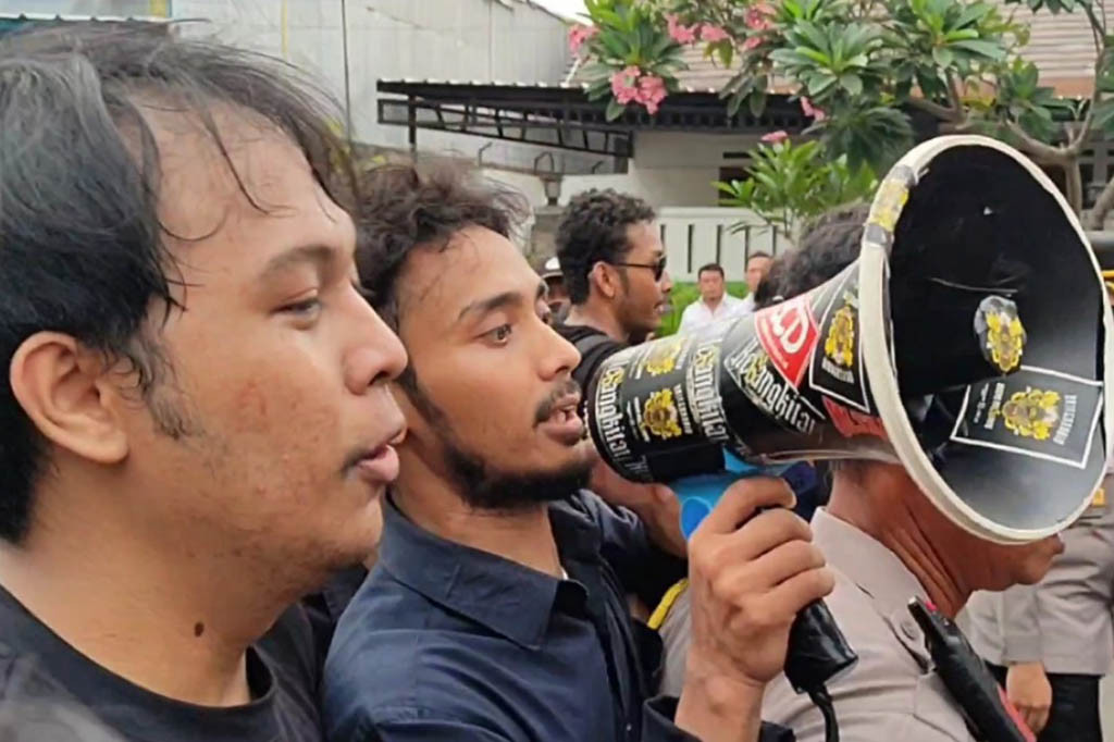 Aksi unjuk rasa dari puluhan mahasiswa yang tergabung dalam Perhimpunan Mahasiswa Hukum Indonesia (Permahi) Cabang Cirebon, Jawa Barat, yang digelar di depan Mapolres Cirebon Kota, Rabu, 12 Juni 2024 diwarnai saling dorong. Masa yang menuntut pihak Kepolisian transparan dalam pengusutan kasus pembunuhan Vona dan Eki delapan tahun silam.