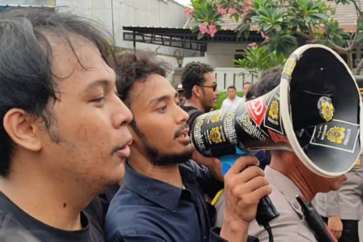 Aksi unjuk rasa dari puluhan mahasiswa yang tergabung dalam Perhimpunan Mahasiswa Hukum Indonesia (Permahi) Cabang Cirebon, Jawa Barat, yang digelar di depan Mapolres Cirebon Kota, Rabu, 12 Juni 2024 diwarnai saling dorong. Masa yang menuntut pihak Kepolisian transparan dalam pengusutan kasus pembunuhan Vona dan Eki delapan tahun silam.