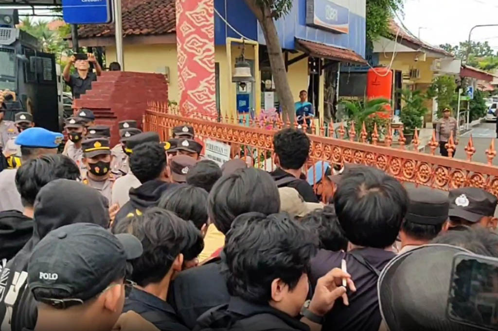 Aksi saling dorong antara petugas kepolisian dan massa aksi itu dipicu oleh massa aksi yang memaksa masuk kedalam Mapolres Cirebon Kota, untuk menemui Kapolres Cirebon Kota.