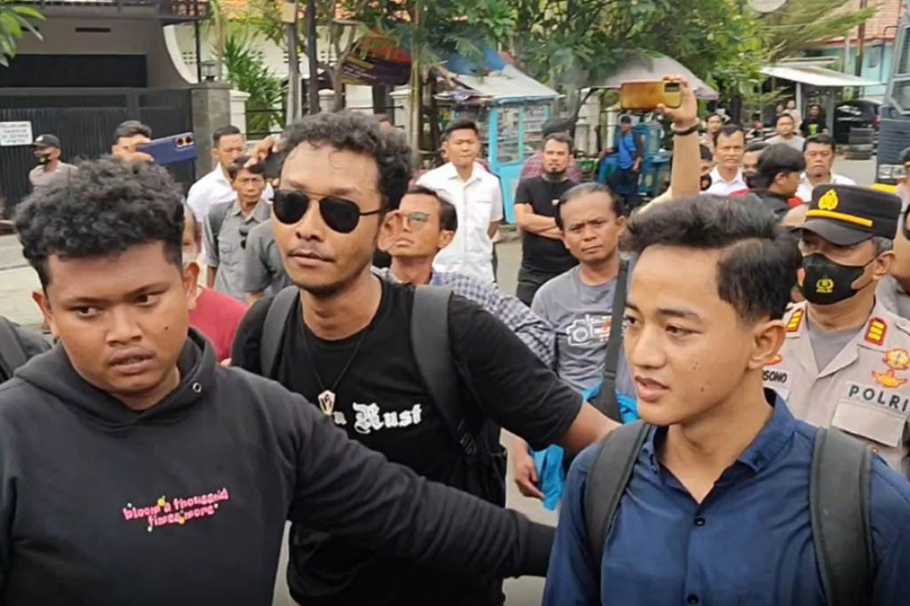 Dalam aksinya, massa aksi menuntut petugas kepolisian untuk mengusut tuntas kasus pembunuhan yang menimpa Vina dan Eky pada tahun 2016 silam.