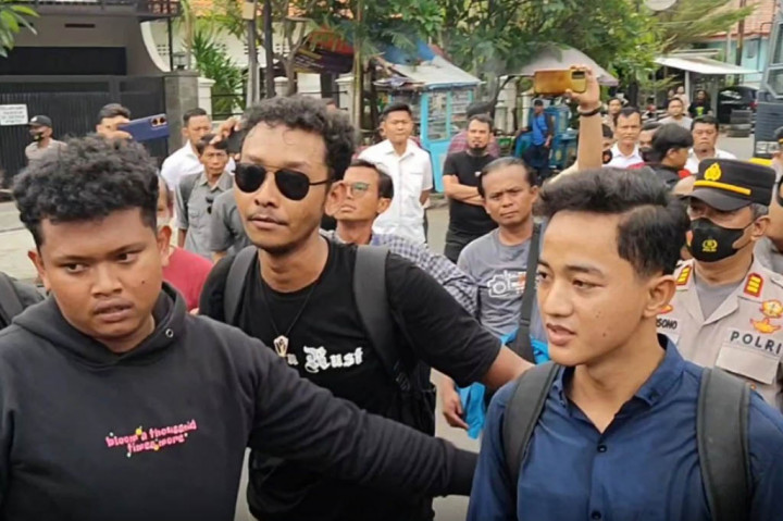 Dalam aksinya, massa aksi menuntut petugas kepolisian untuk mengusut tuntas kasus pembunuhan yang menimpa Vina dan Eky pada tahun 2016 silam.