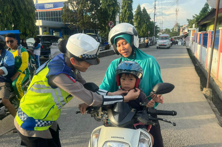 Satuan lalu lintas Polres Pringsewu melakukan sosialisasi dan edukasi tertib berlalu lintas kepada masyarakat. Upaya ini bertujuan meningkatkan kedisiplinan dan kesadaran tentang pentingnya berkendara yang aman dalam rangka menekan angka pelanggaran dan kecelakaan lalu lintas di wilayah tersebut.
