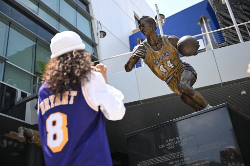 “Jerry West, personifikasi keunggulan bola basket dan teman bagi semua yang mengenalnya, meninggal dunia dengan damai pagi ini pada usia 86 tahun. Istrinya, Karen, ada di sisinya,” Clippers mengumumkan.