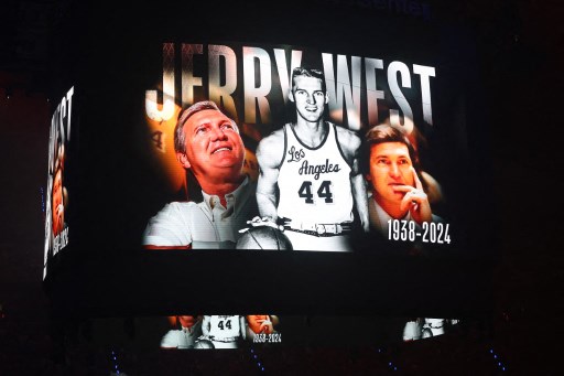 Jerry West, legenda bola basket yang siluetnya menginspirasi logo ikonik NBA, meninggal dunia pada usia 86 tahun.
