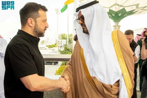 Zelensky tiba di Jeddah pada Rabu pagi di awal kunjungannya ke Arab Saudi. Dia disambut Wakil Gubernur wilayah Mekah Saud bin Mishaal bin Abdulaziz Al-Saud, Duta Besar Saudi untuk Ukraina Mohammed Al-Jibreen dan Duta Besar Ukraina Anatolii Petrenko.