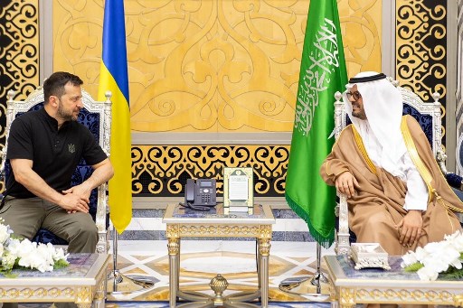 Zelenskyy telah mengunjungi Arab Saudi dua kali dalam beberapa bulan terakhir, di mana dia mengadakan pembicaraan dengan bin Salman tentang perang Rusia-Ukraina yang sedang berlangsung.