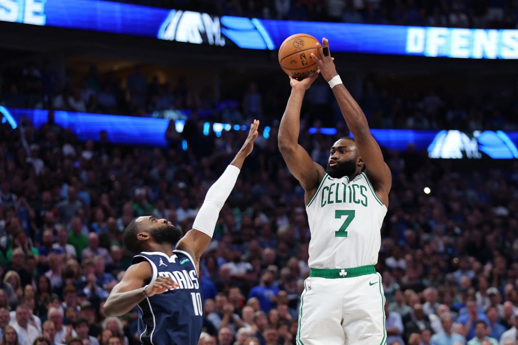 Boston Celtics kian dekat dengan gelar NBA ke-18 mereka setelah mengalahkan Dallas Mavericks pada game ketiga final NBA yang digelar Kamis, 13 Juni 2024. Pada pertandingan yang dihelat di markas Mavericks, Celtics menang dengan skor 106-99.