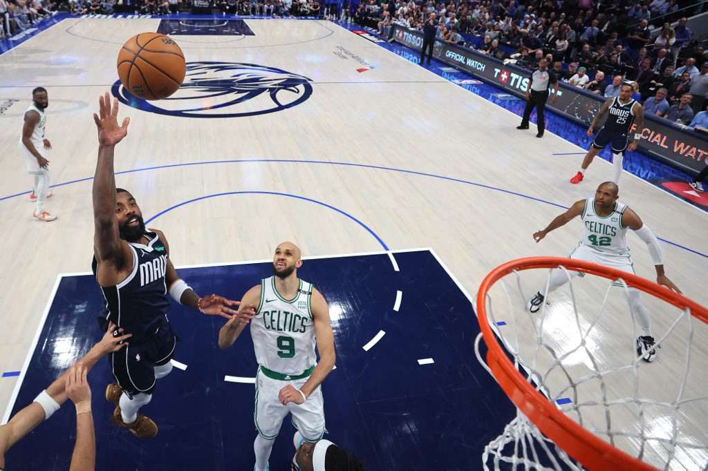 Sementara itu, Kyrie Irving bersinar bagi Mavericks dengan torehan 35 angka. Luka Doncic yang cuma bermain 38 menit karena fouled out menciptakan 27 angka dam P. J. Washington menambahkan 13 angka.