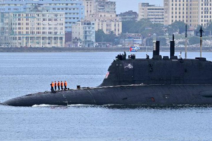 Keempat kapal Rusia tersebut melakukan pelatihan senjata rudal presisi tinggi di Samudera Atlantik saat dalam perjalanan menuju Kuba. Kapal selam dan fregat dilengkapi dengan rudal hipersonik Zirkon, rudal jelajah Kalibr, dan rudal antikapal Onyx, kata Kementerian Pertahanan Rusia.