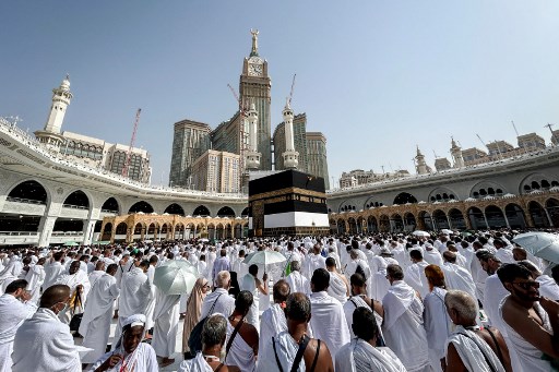 Para pejabat Arab Saudi menyatakan bahwa lebih dari 1,5 juta jemaah haji telah tiba. Sebagian besar melalui udara dan diharapkan masih banyak lagi yang datang, terutama dari ratusan warga Arab Saudi.