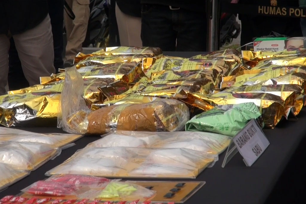 Kombes Jules Abraham Abast menambahkan bahwa para pelaku dijerat pasal 114 (2) dan atau pasal 112 (2) jo pasal 132 (1) undang-undang nomor 35 tahun 2009 tentang narkotika.  