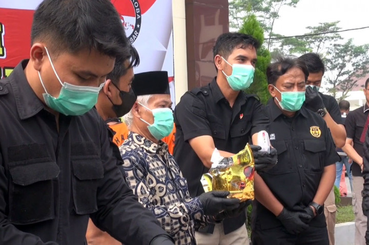 Sebelum dimusnahkan, barang bukti sabu tersebut ditest terlebih dahulu dengan alat khusus untuk membuktikan keasliannya.