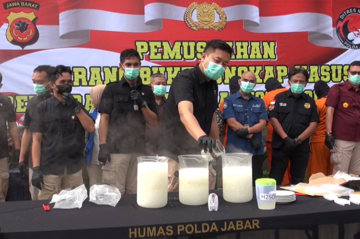 Kepala Bidang Humas Polda Jabar Kombes Jules Abraham Abast, mengatakan pemusnahan sabu tersebut berasal dari barang bukti hasil pengungkapkan periode Maret hingga Mei. Sebanyak tujuh orang tersangka diamankan dalam kasus pengungkapan tersebut.
