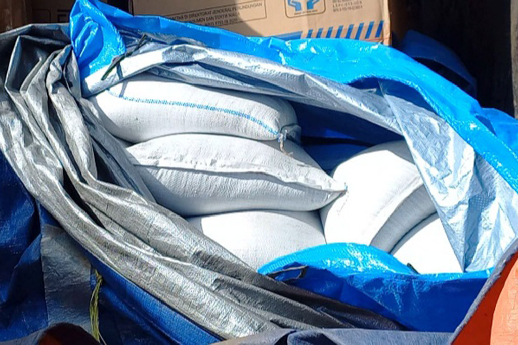 Sebanyak 1 ton daging babi dan barang bukti penyelundupan 10 ton pasir timah dimusnahkan dengan cara dibakar di Mako Dit Polairud Polda Bangka Belitung (Babel), Kamis, 13 Juni 2024.