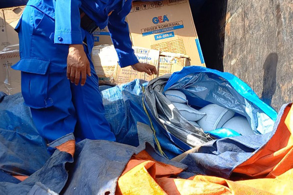 Kasigakum Ditpolairud Polda Babel AKBP Ridman Todoan Gultom mengatakan 1 ton daging babi ini di musnahkan karena sudah busuk.