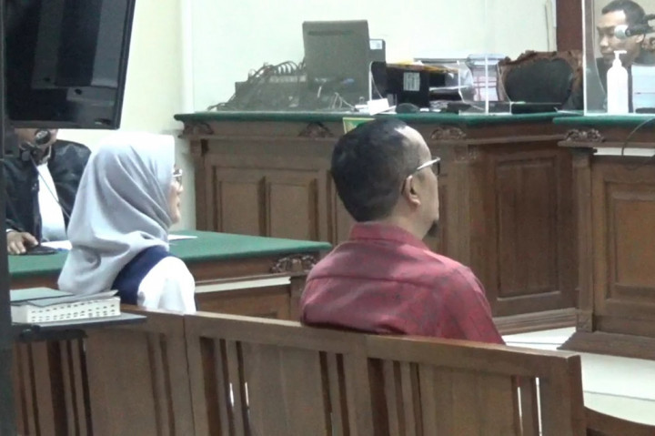 Sidang perdana ini dengan agenda pembacaan dakwaan oleh jaksa penuntut umum KPK. Ada 131 lembar surat dakwaan yang dibacakan bergantian.