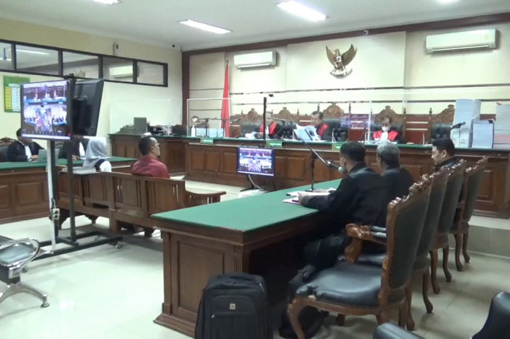 Mantan Bupati Probolinggo periode 2013-2021 Puput Tantriana Sari dan suaminya Hasan Amiruddin menjalani sidang perdana di Pengadilan Tipikor Surabaya, Kamis, 13 Juni 2024. Keduanya dijerat perkara gratifikasi dan tindak pidana pencucian uang (TPPU) di lingkungan Pemkab Probolinggo.