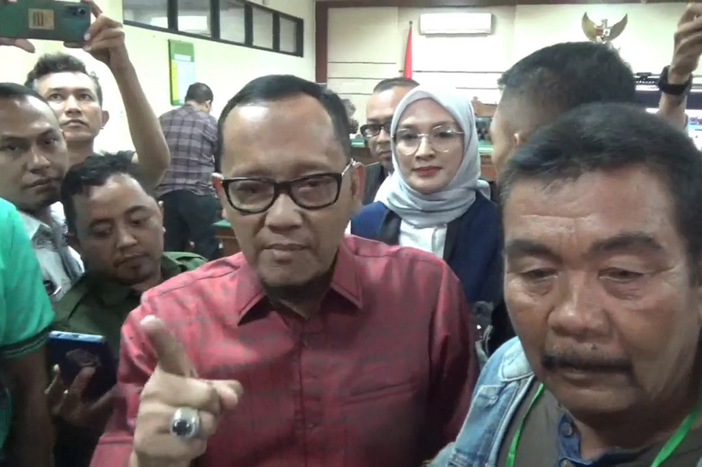 Gratifikasi itu diberikan sejumlah pihak mulai dari kepala desa, camat, organisasi perangkat daerah (OPD) hingga swasta. Hasil gratifikasi dibelikan polis asuransi, emas dan tanah yang diatasnamakan yayasan, pondok pesantren serta salah satu ormas keagamaan di Probolinggo.