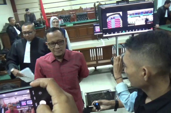 Dalam dakwaan itu dibeberkan, nilai gratifikasi yang dilakukan terdakwa senilai Rp150 miliar. Sementara nilai TPPU mencapai Rp106 miliar.