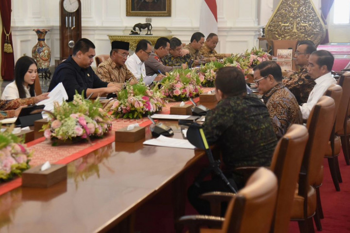 Presiden Joko Widodo memimpin rapat terbatas bersama sejumlah menteri Kabinet Indonesia Maju guna membahas kesiapan penyelenggaraan Pekan Olahraga Nasional (PON) XXI di Aceh dan Sumatera Utara.