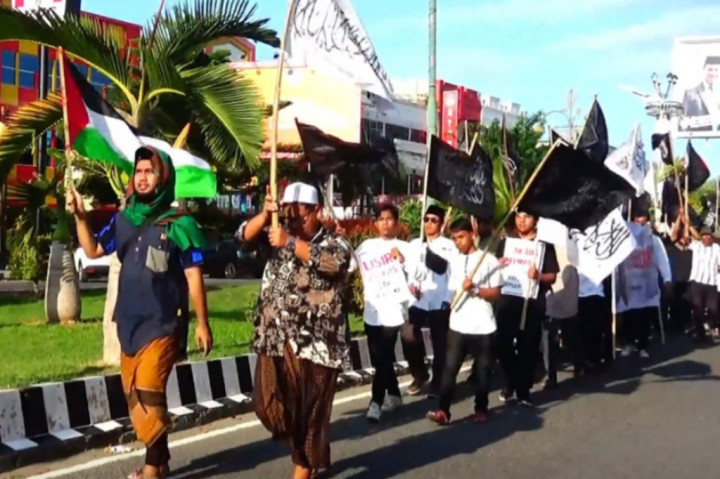 Ratusan santri dan masyarakat yang tergabung dalam Aliansi One Ummah Kota Lhokseumawe, menggelar aksi solidaritas bela Palestina, dan mengecam genosida yang dilakukan militer israel terhadap warga Gaza, dan Rafah di Plestina.