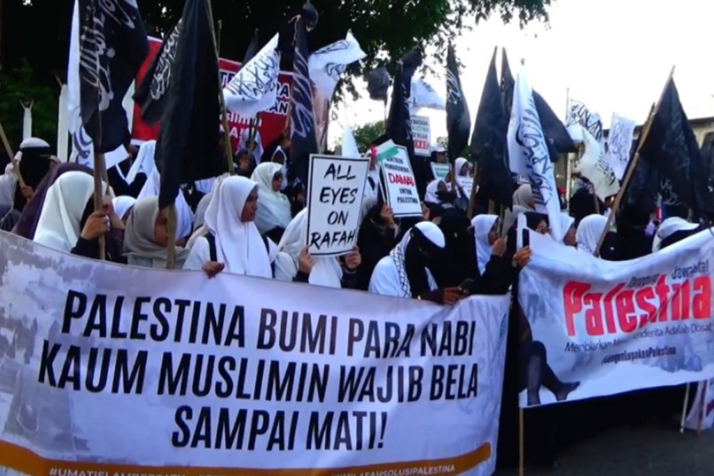 Dengan menggunakan pakaian yang didominasi warna hitam, serta membawa Bendera Palestina dan sepanduk, ratusan peserta aksi damai, sempat melakukan long march di sepanjang jalan protokol Kota Lhokseumawe, dan berakhir di Taman Riyadah.