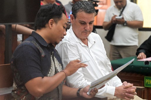 Jaksa Kejaksaan Negeri Badung Isa Ulinnuha dalam surat dakwaan menyatakan perbuatan terdakwa Troy melanggar peraturan sebagaimana diatur dan diancam pidana dalam Pasal 112 ayat (1) Juncto Pasal 127 ayat (1) huruf a Undang-Undang Republik Indonesia Nomor 35 Tahun 2009 tentang Narkotika.