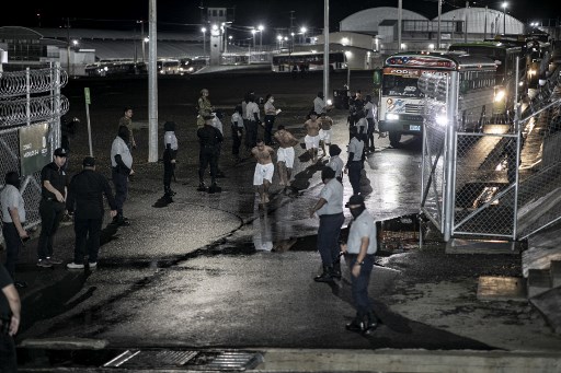 Cecot dibangun di Tecoluca dengan luas 166 hektar, di mana 23 hektar di antaranya dibangun delapan paviliun di sekelilingnya dengan 19 menara pengawas. Di antara tujuh lingkaran keamanan penjara, terdapat tembok beton setinggi 11 meter sepanjang 2,1 kilometer, yang dimahkotai dengan kabel listrik.