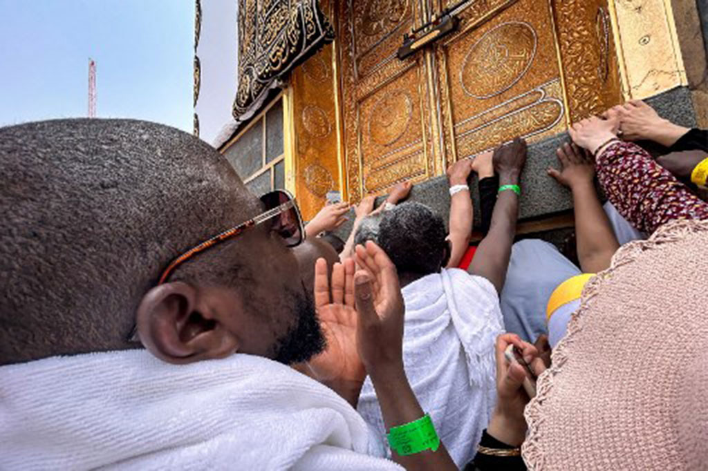 Sementara rukun haji adalah rangkaian amalan yang harus dilakukan dalam ibadah haji dan tidak dapat diganti dengan amalan lain. Jika rukun ini ditinggalkan maka ibadah haji seseorang tidak sah.  Rukun haji tersebut adalah ihram (disertai niat), wukuf di Arafah, tawaf ifadah, Sa'i, cukur (tahallul) dan tertib.