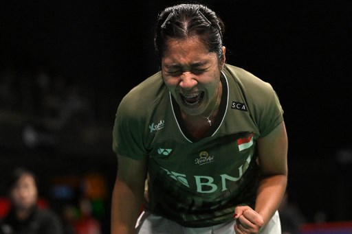 Langkah The Daddies diikuti oleh tunggal putri Ester Nurumi Tri Wardoyo yang menang atas rekan satu negaranya, Komang Ayu Cahya Dewi dua gim langsung dengan skor 21-18, 21-15.