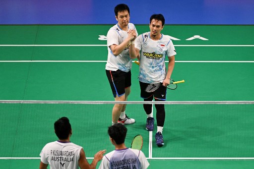 Unggulan kedua Hendra/Ahsan meraih kemenangan atas pasangan tuan rumah yang merupakan mantan pemain Indonesia Pramudya Kusumawardana/Andika Ramadiansyah di babak delapan besar.