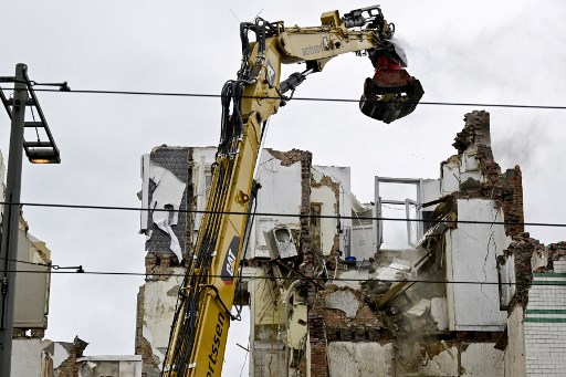 Sebuah ekskavator hidrolik membersihkan puing-puing bangunan tiga lantai, sehari setelah ledakan yang menewaskan 4 orang dan melukai 5 orang, di Sint-Bernardsesteenweg di Hoboken, Antwerp, pada Jumat, 14 Juni 2024.